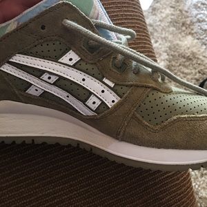 NWOT ASICS tennis shoes